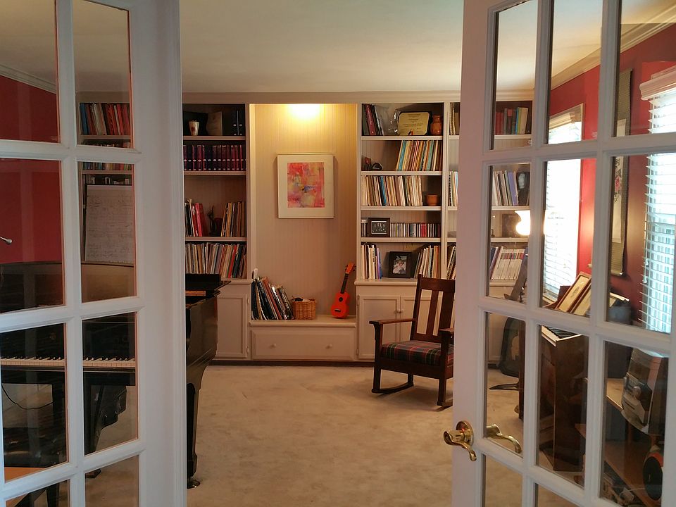 Lrge light filled livng room