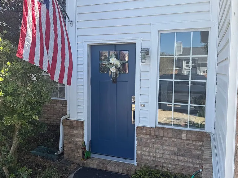 422 Canterbury Ct NW — Photo 3