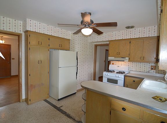 3rd image of 402 E Sunset Dr