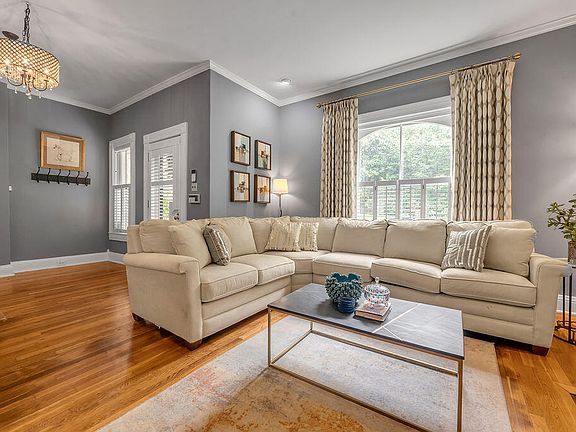 4th image of 668 Elsmere Park