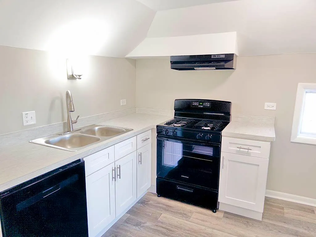 3 bed, 900 sqft, $1,775 — Photo 2