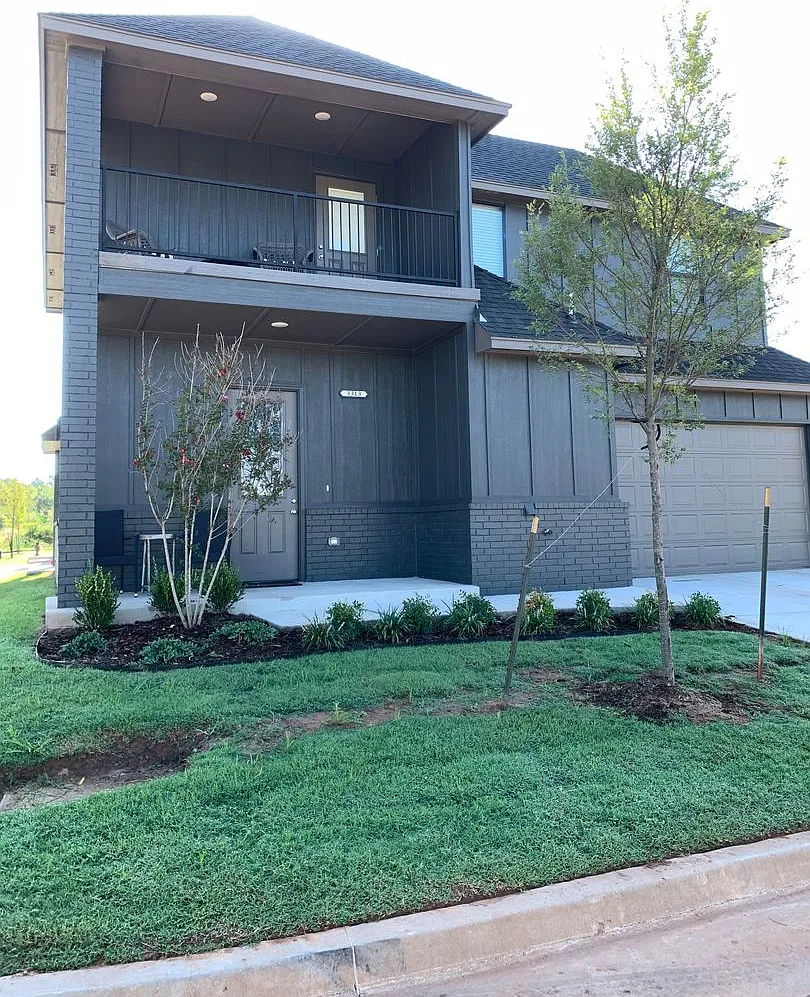 Fully Furnished 4 bed, 2.5 bath home in sought after gated community in NW Norman — Photo 2