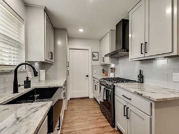 5th image of 566 Sun Valley Dr