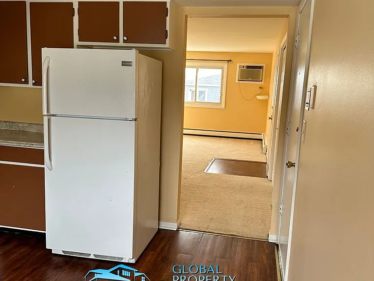 260 E Grand Ave — Photo 17