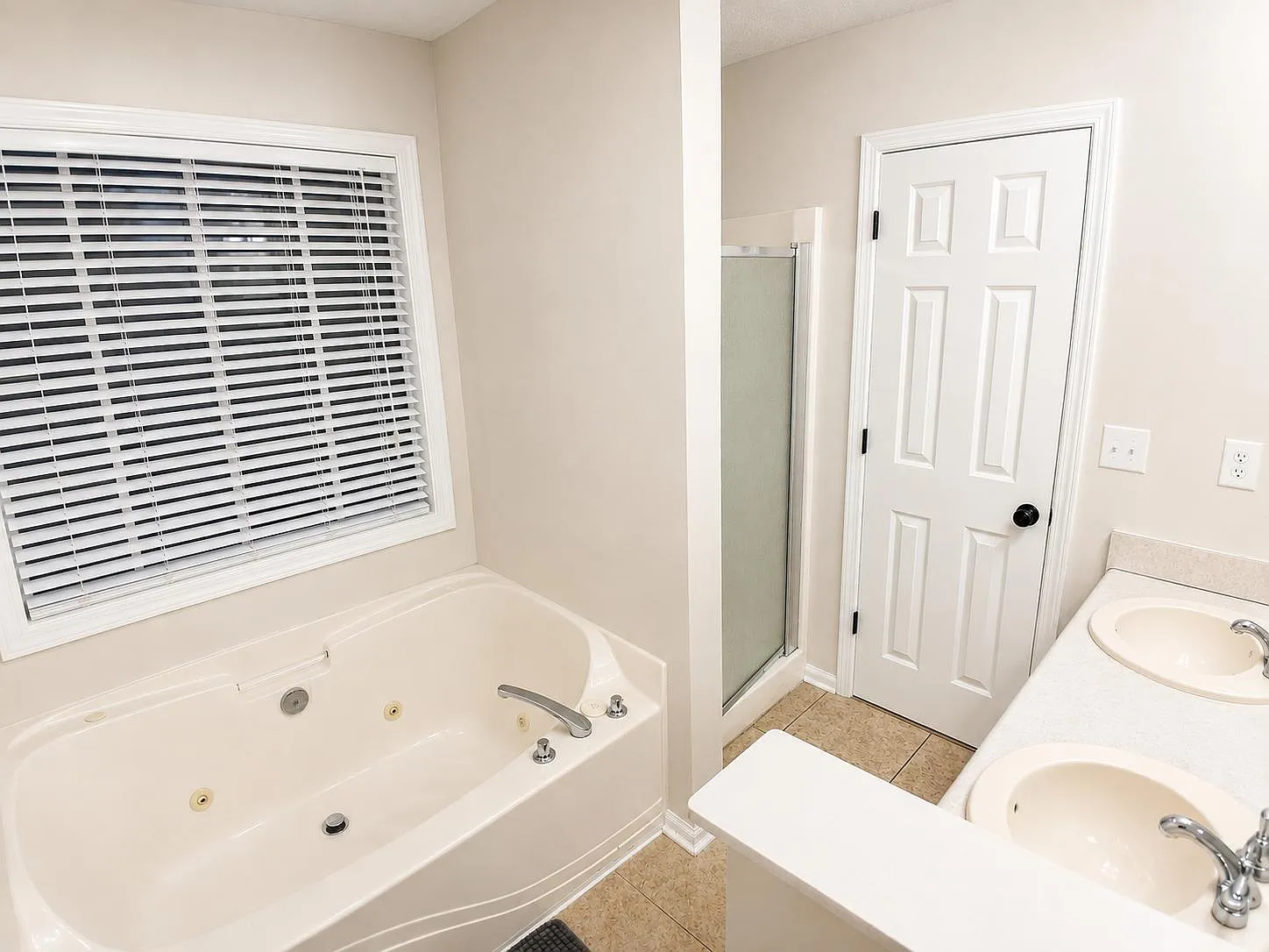 4 bed, 3.0 bath, 2200 sqft, $1,113 — Photo 4