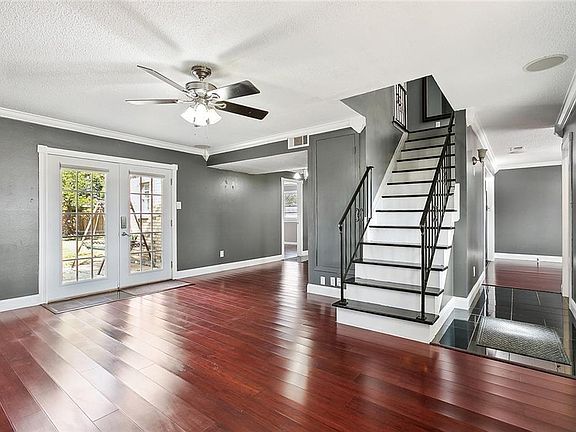 3rd image of 5048 Woodcrest Dr