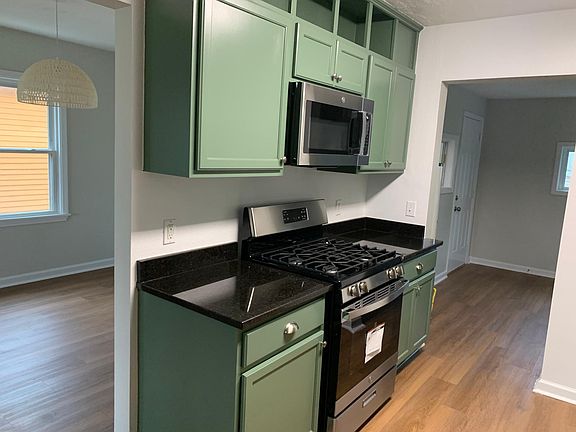 Gas range and mounted microwave.