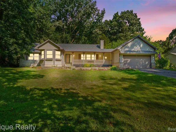 7667 Prairie Ct, Brighton, MI 48116