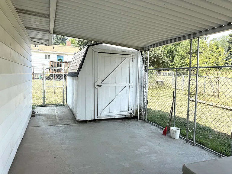 1326 E B St — Photo 9