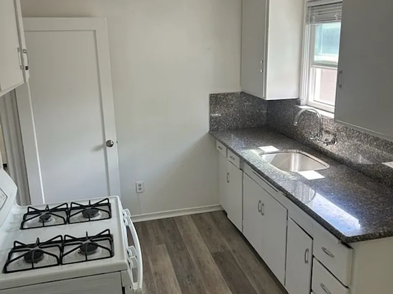 968-990 Addison St #2100-2108 — Photo 2