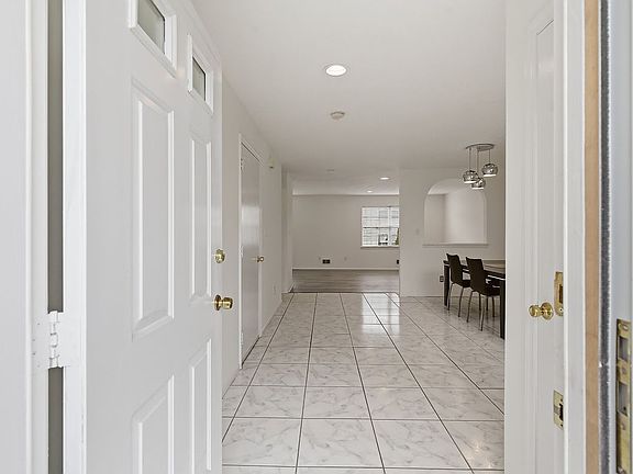 2nd image of 44 Kingfisher Ct