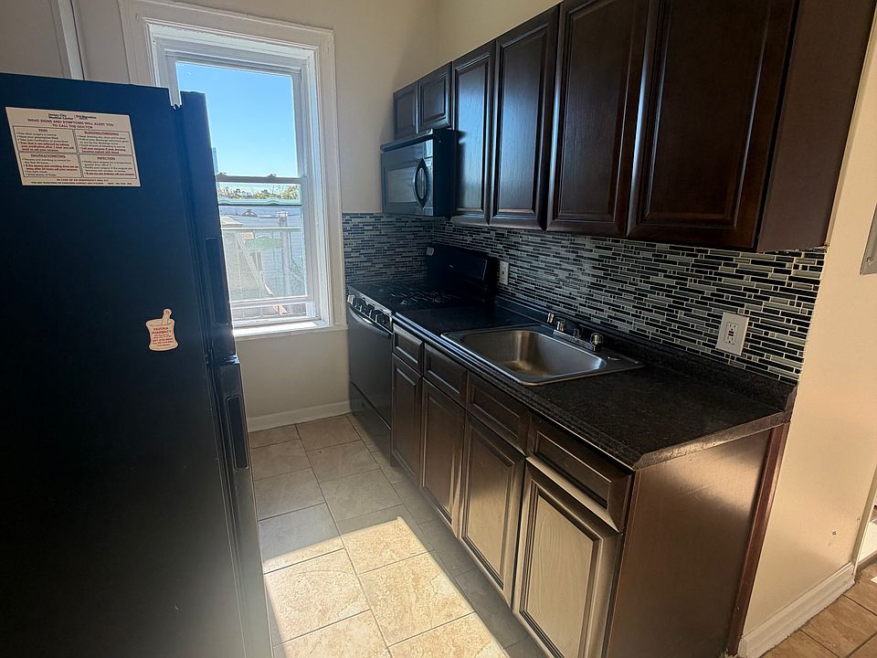 1st image of 967 Summit Ave #34