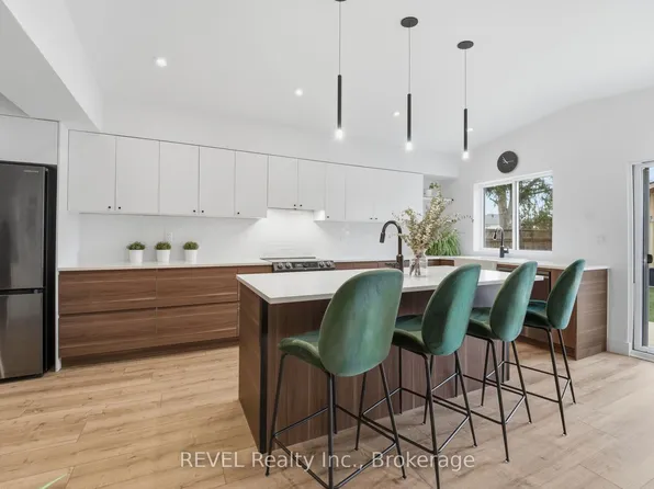 18 Lincoln Ave, Saint Catharines, ON L2P 2C6