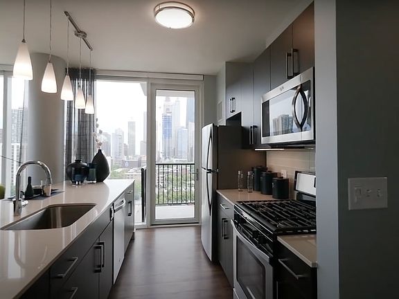 3rd image of 917 N Orleans St #612