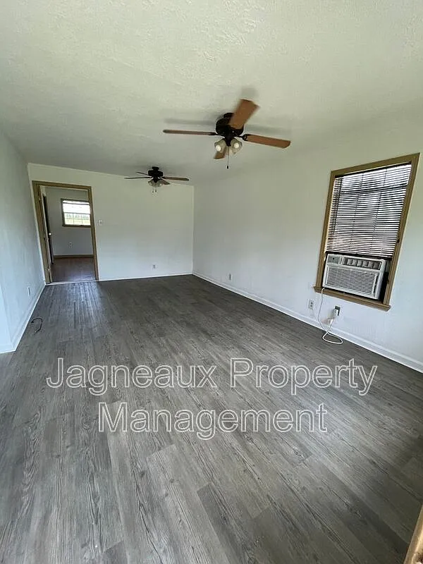 2 bed, 1.0 bath, $1,000 — Photo 2