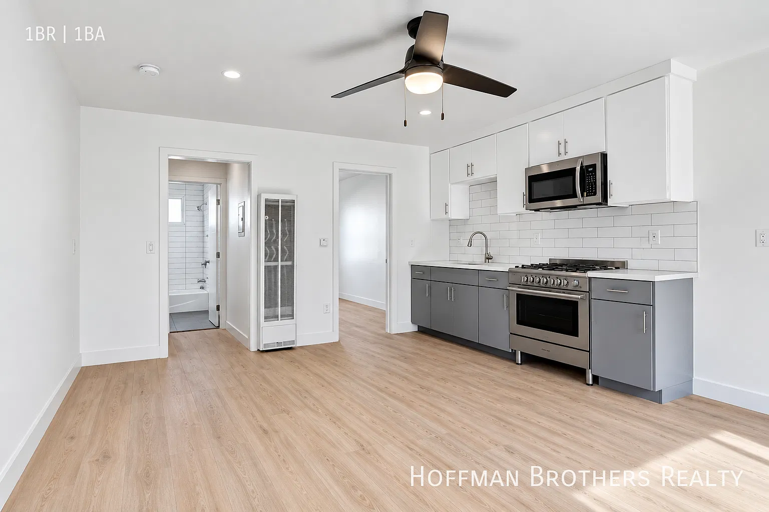 Renovated Westlake 1BR with High Ceilings, Natural Light, Updated Kitchen & Pet-Friendly Living! — Photo 4