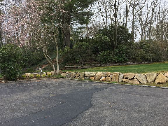 3rd image of 309 Lawn Ln
