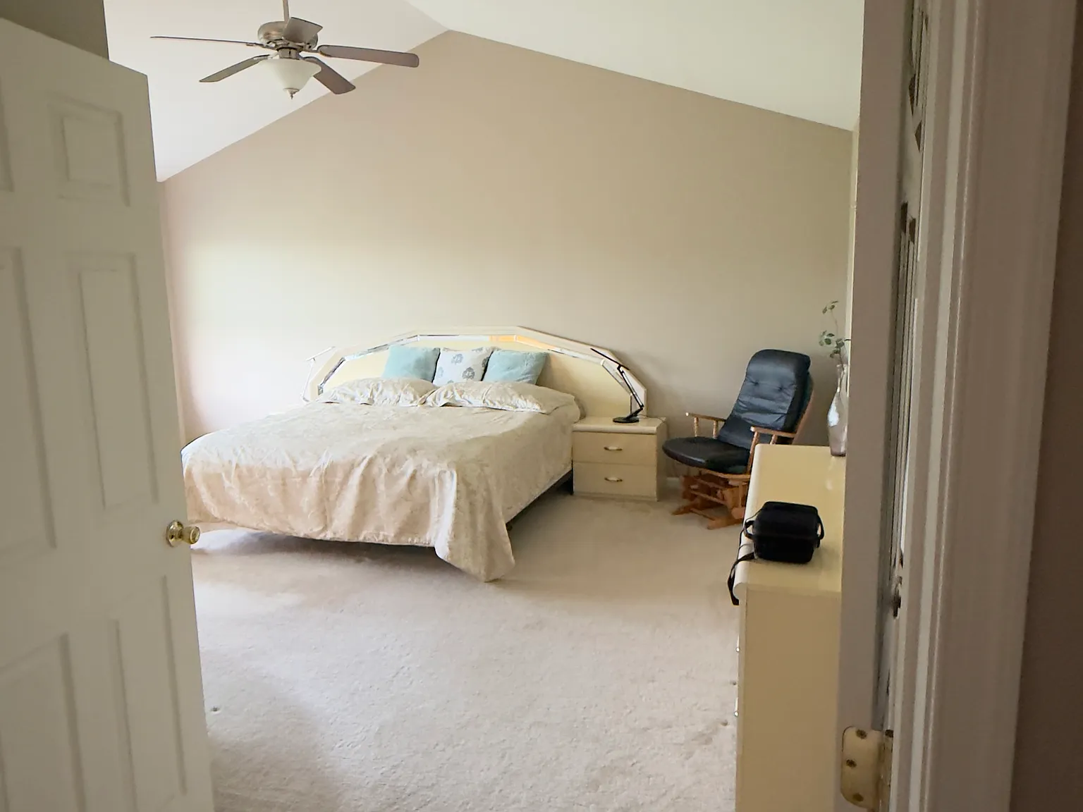 4 bed, 3192 sqft, $1,050 — Photo 2