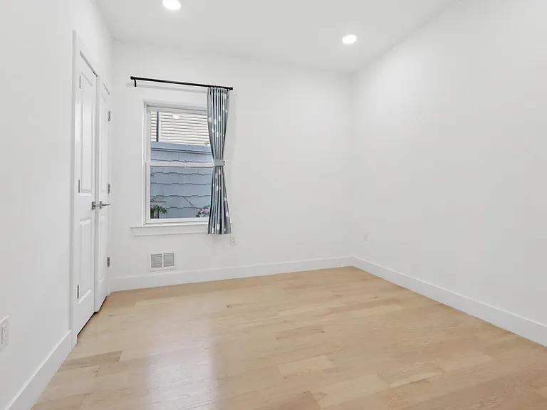 131 Zabriskie St — Photo 9