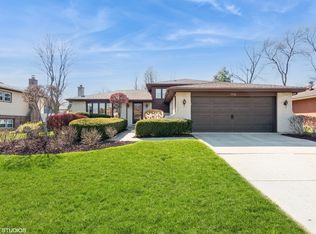 7518 Cambridge Rd, Darien, IL 60561