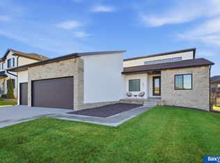 6801 Monarch Dr, Lincoln, NE 68516