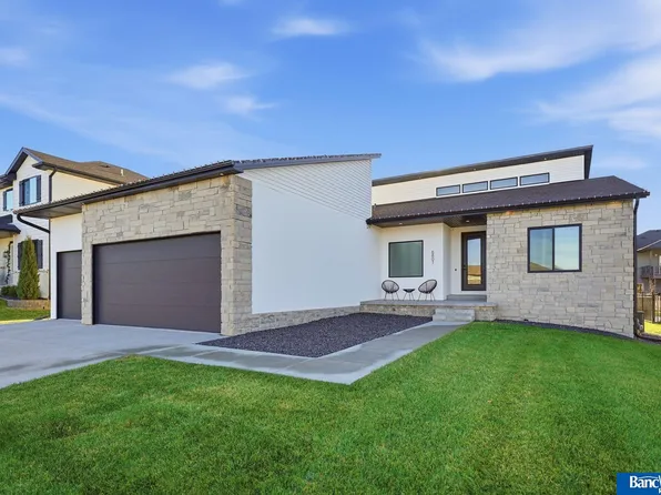 6801 Monarch Dr, Lincoln, NE 68516