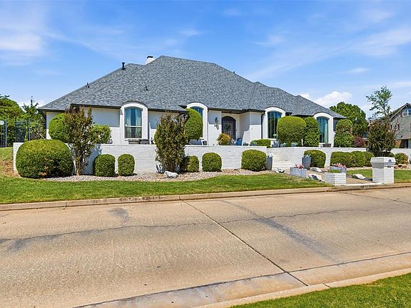 2nd image of 921 Gleneagles Dr