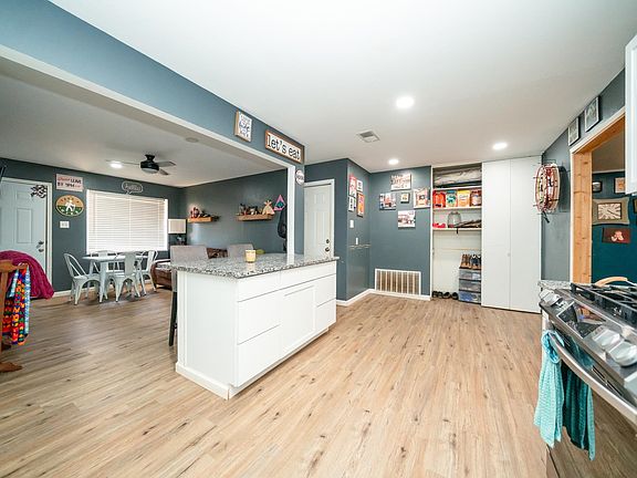 3rd image of 612 Holiday St