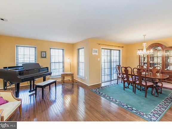 5th image of 905 Weatherstone Dr