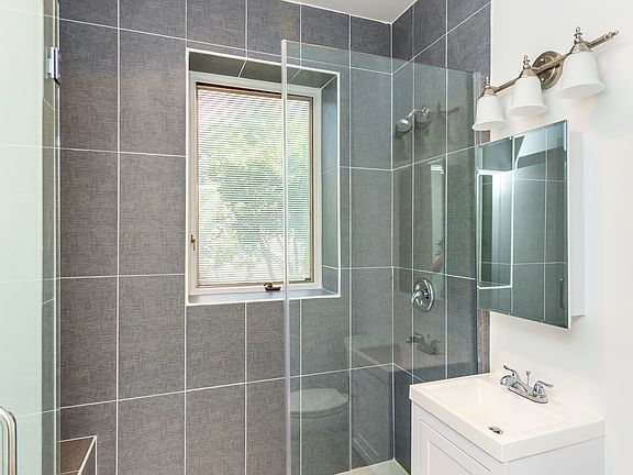 4th image of 825 N Oakley Blvd #2F