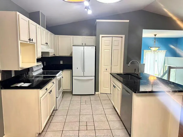 1011 Silverdale Dr — Photo 6