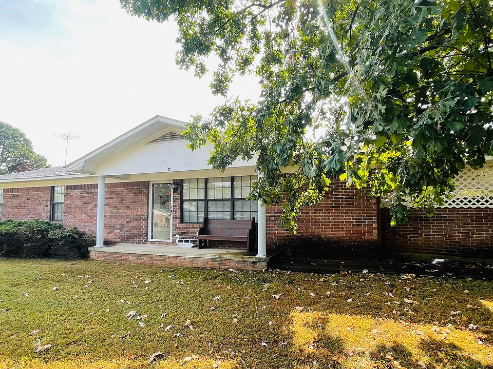 1st image of 7 Fontaine Dr