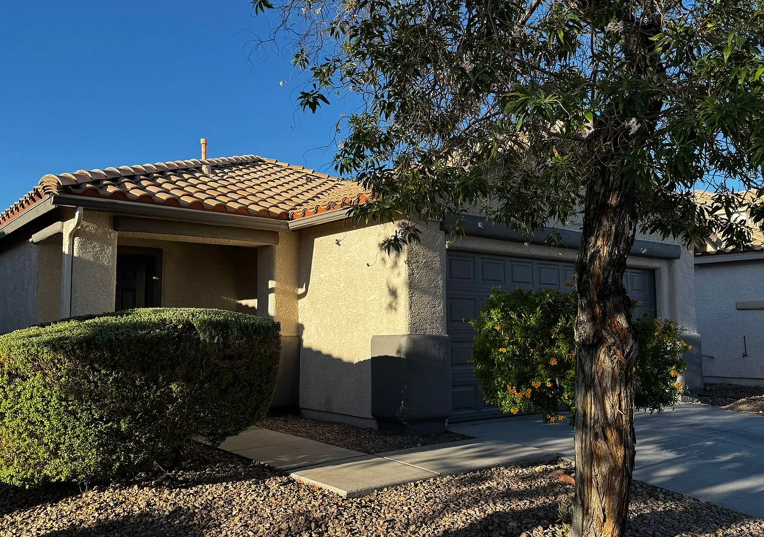 Executive 3 bedroom Home. Single Story — Photo 2