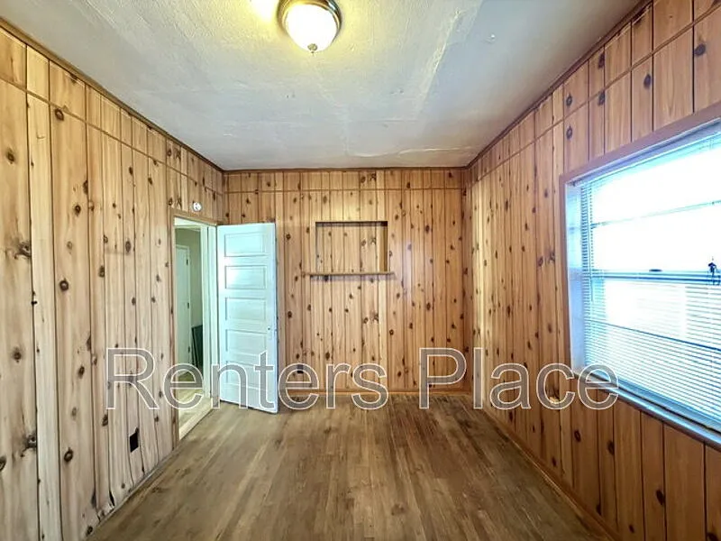 3 bed, 2.0 bath, 1068 sqft, $1,295 — Photo 2