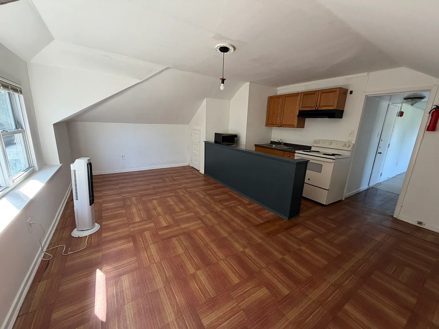 Studio, $900 — Photo 1