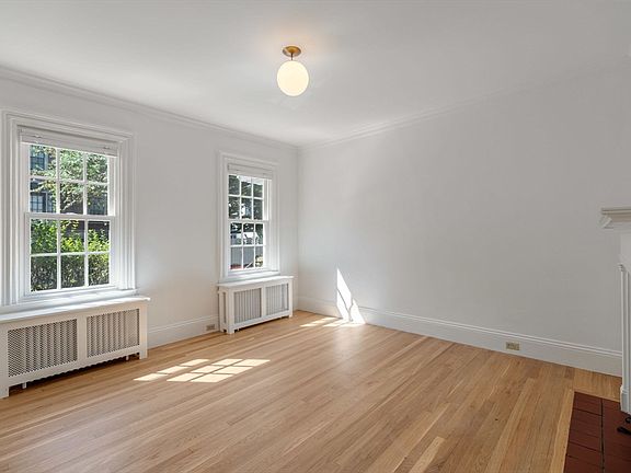 4th image of 24 Sparks St #0