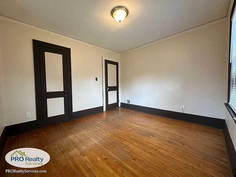 954 Ivy Ave E — Photo 17