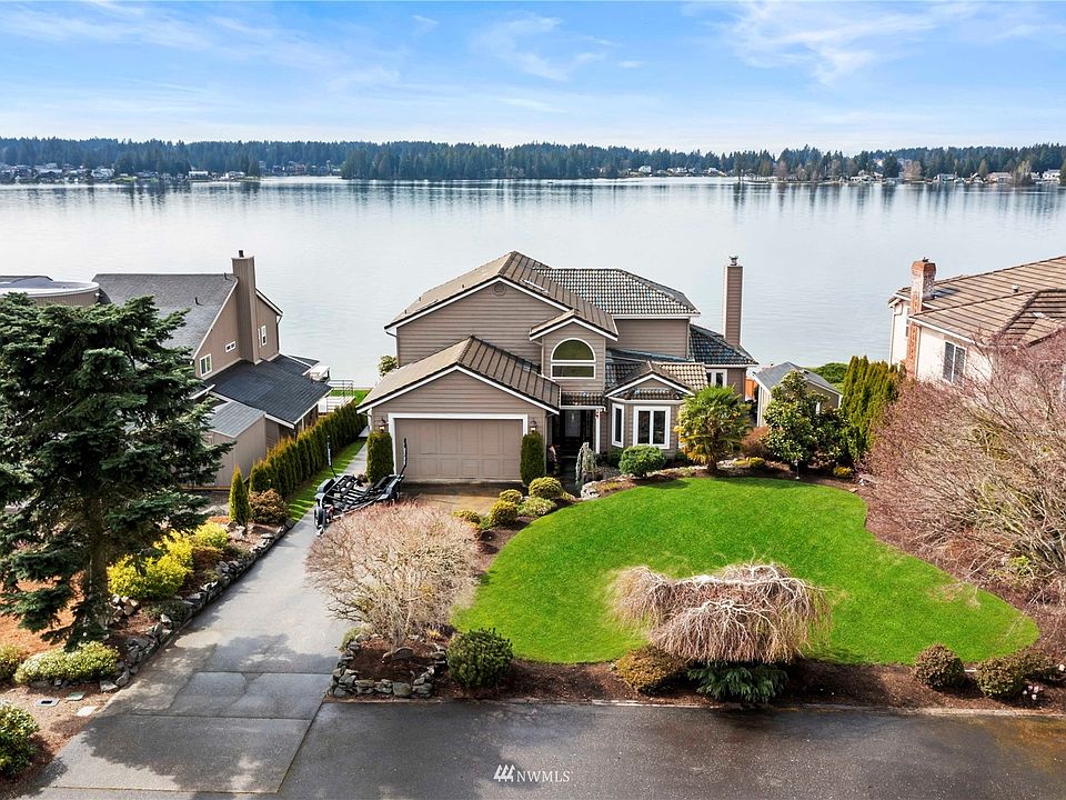 Spectacular western exposure home located on coveted Tapps Island