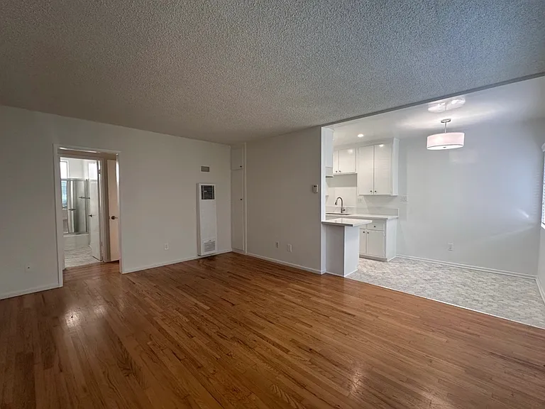 1219 Barry Ave #2 — Photo 3