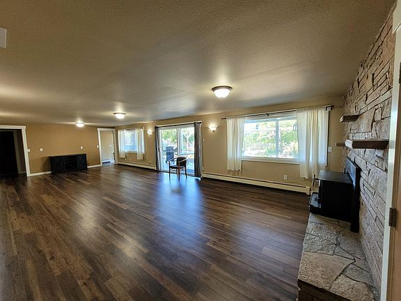 Welcome home! Large Living/ Dining combo