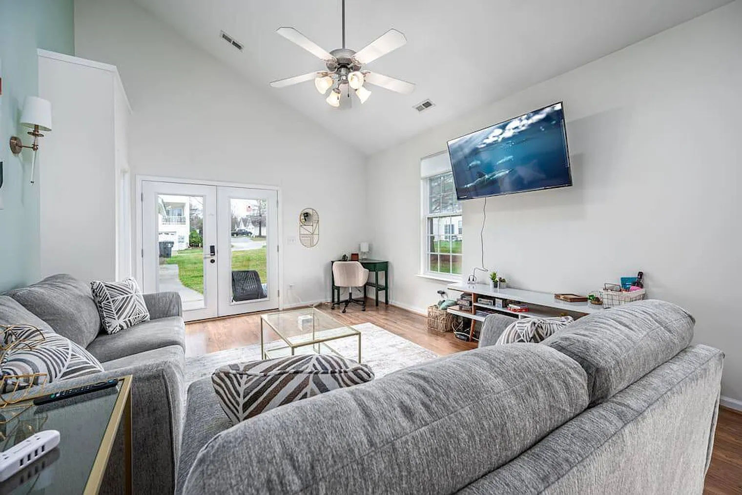 3 bed, 2.0 bath, 1334 sqft, $3,403 — Photo 1
