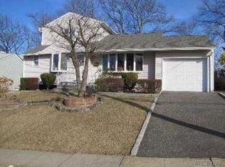 32 Prestwick Ter, Glen Cove, NY 11542