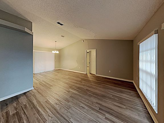 4th image of 5517 Highlands Vue Ln