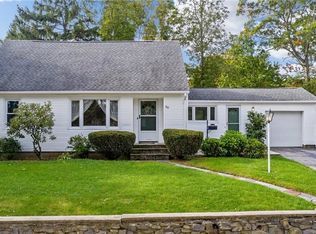 30 Oakland Dr, West Warwick, RI 02893