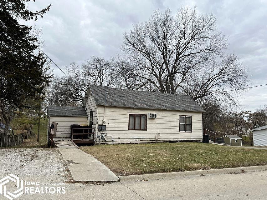 1st image of 114 N Lincoln St