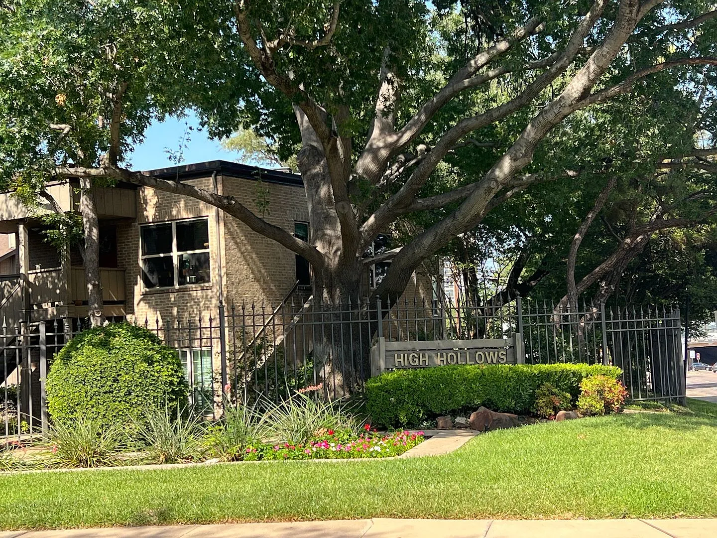 High Hollows — Photo 1