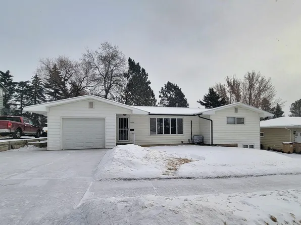 800 21st St NW, Minot, ND 58703