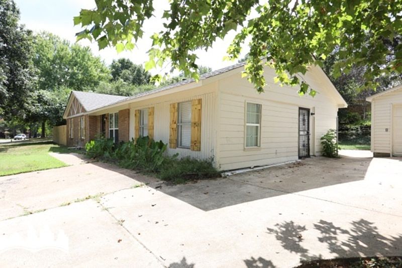 1st image of 5879 Twin Lakes Dr
