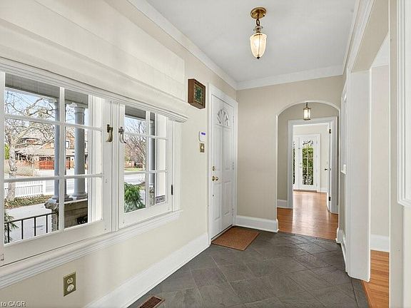 4th image of 3196 Lakeshore Rd