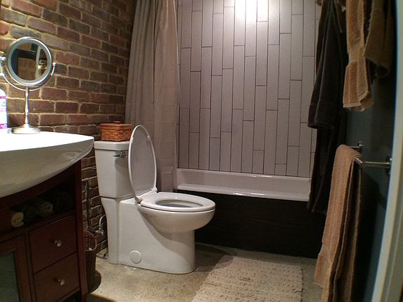 2nd image of 418 E Washington St APT 1